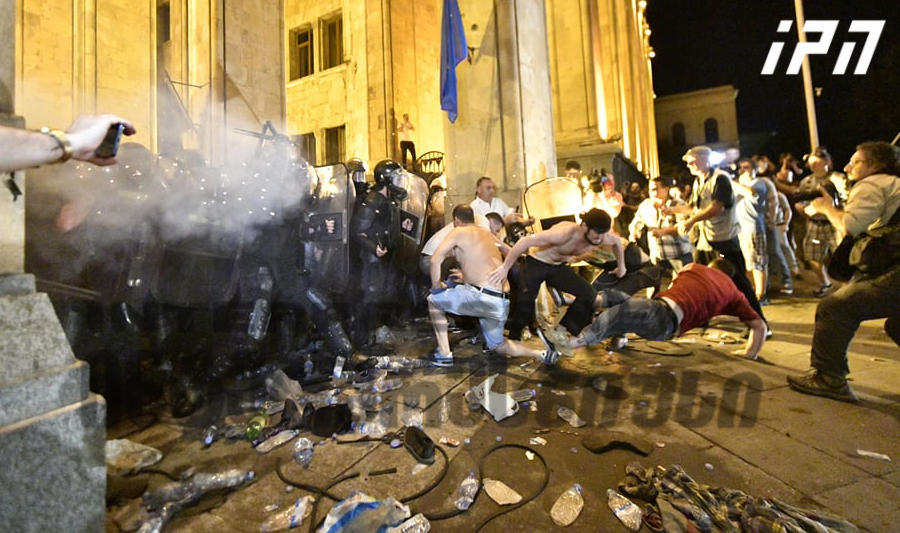 Riot police once again uses tear gas and rubber bullets